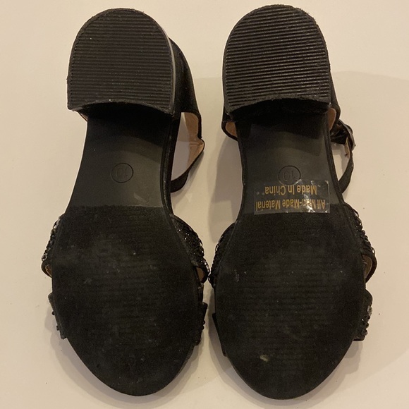 Black strapped Heals - Picture 2 of 4